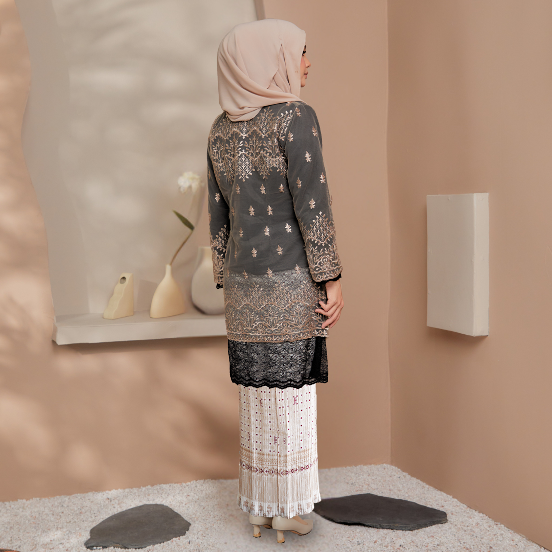 (SET) KEBAYA TIARA BLACK X SKIRT PLEATED ABIRA WHITE
