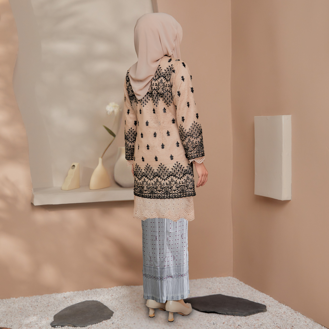 (SET) KEBAYA TIARA NUDE X SKIRT PLEATED ABIRA WHITE