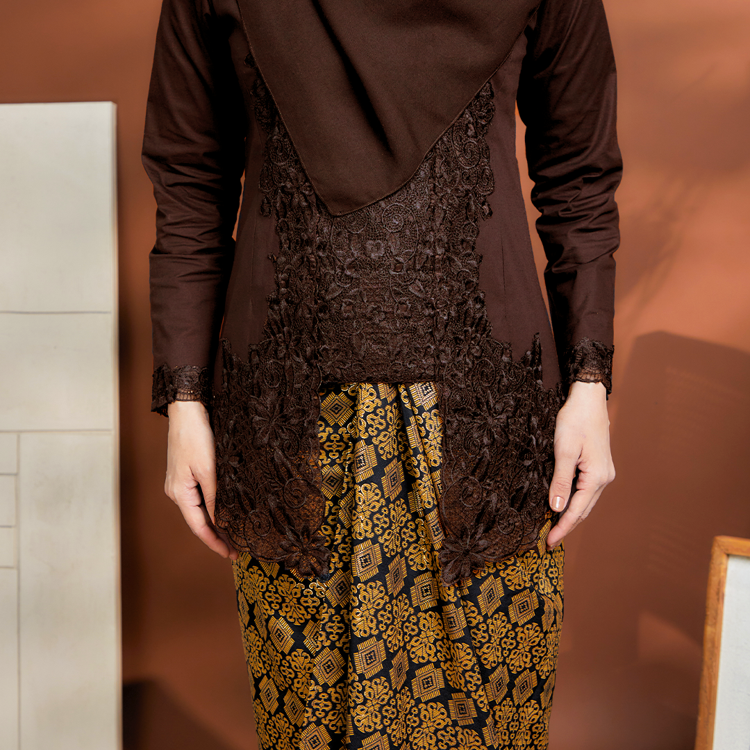 (SET) Kebaya Mustika Darkbrown X Pario Siti Gold