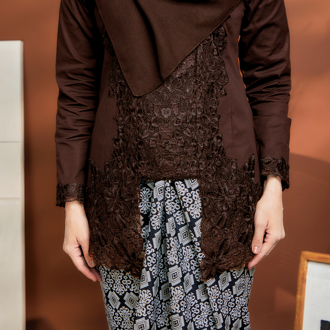 (SET) Kebaya Mustika Darkbrown X Pario Siti White